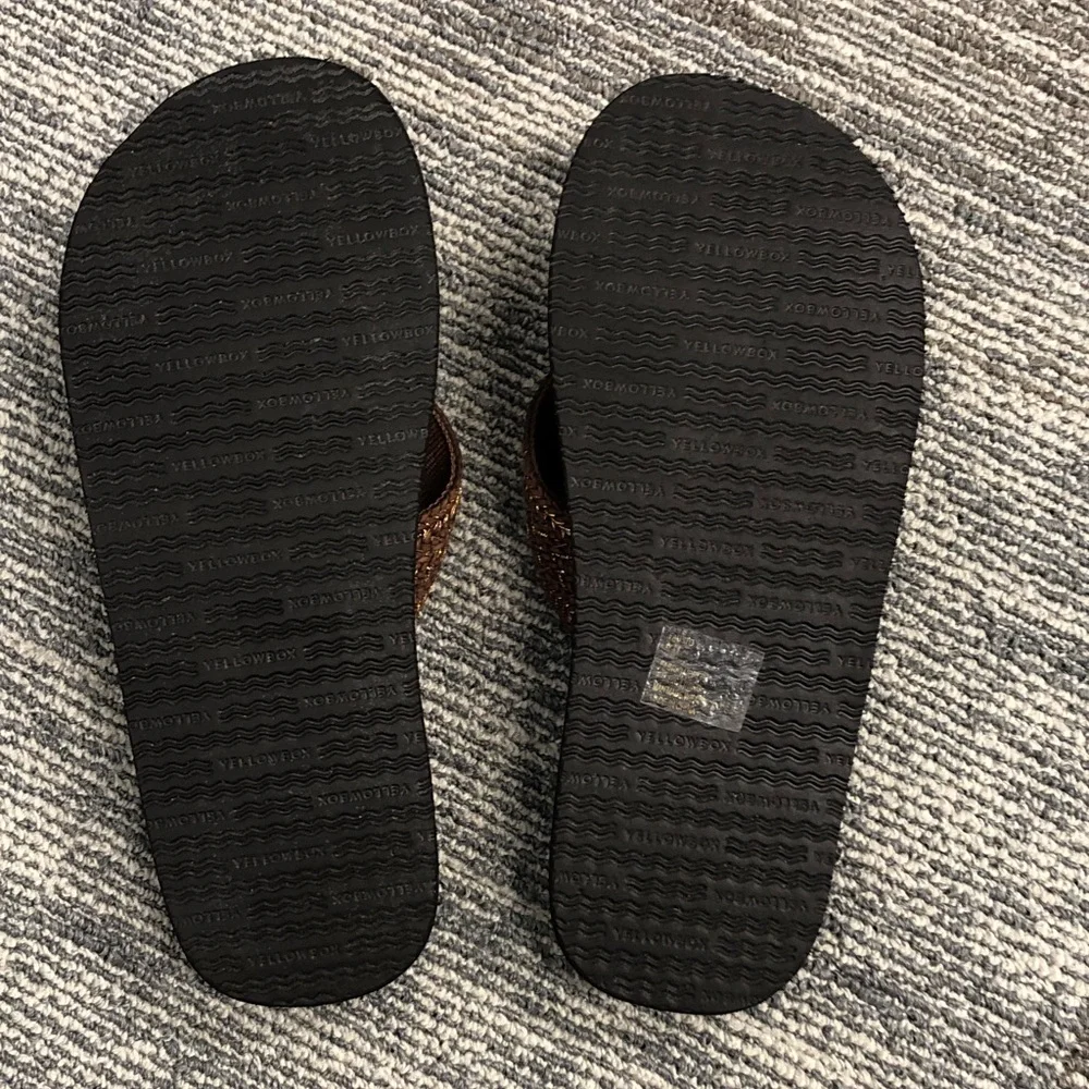 NWOT! Yellow Box Woven Brown Flip Flops Size 9M - Picture 8 of 10